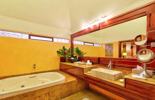 帕伦克金塔夏娜布娜精品酒店的一间带浴缸和大镜子的浴室