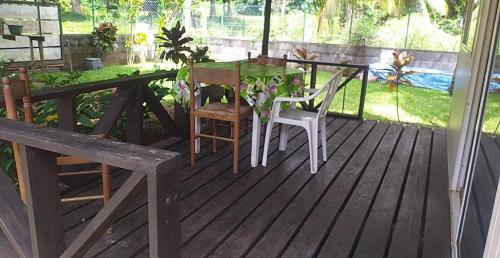 PuahuaVAIHEI 22的木制甲板上配有桌椅