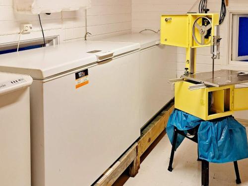 Holiday home Nuvsvåg的实验室里的洗衣机,有黄色的机器