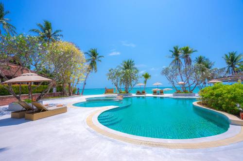 查汶Chaweng Regent Beach Resort的一座位于海滨度假胜地的游泳池