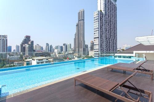 曼谷GM Residence的享有城市景致的游泳池