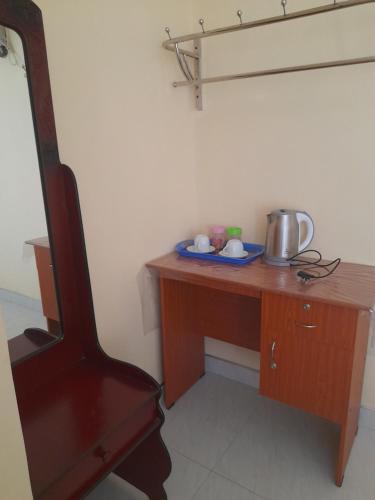 埃拉青村酒店的一张木桌,上面有茶壶
