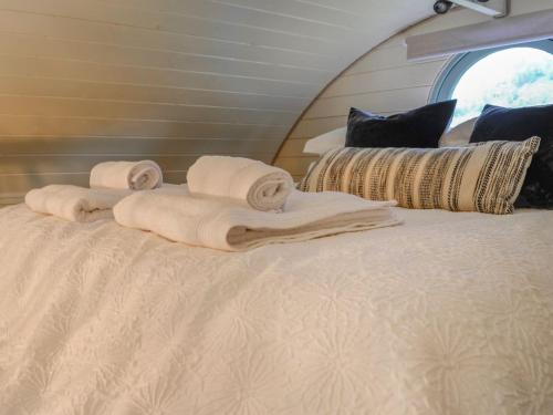 StraitonBracken - Uk34842的床上的一大堆毛巾