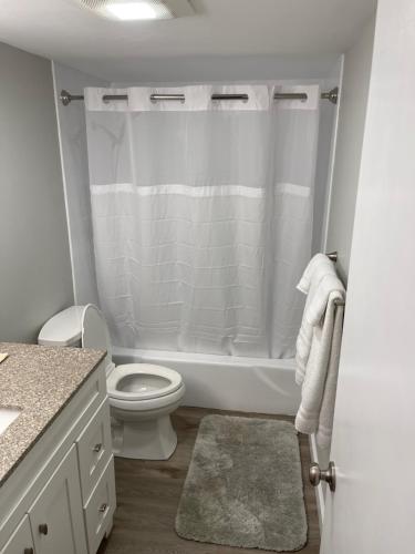 安克雷奇The Chugach at 1400K的白色的浴室设有卫生间和淋浴。