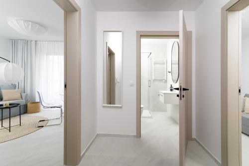 格里兹鲍Apartamenty Lambert Grzybowo的白色的浴室设有水槽和镜子
