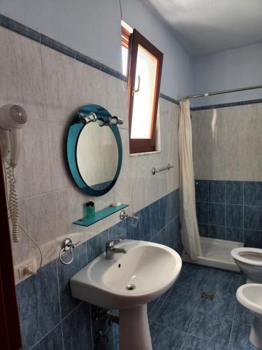 波格拉德茨Guesthouse Bimbli的一间带水槽和镜子的浴室
