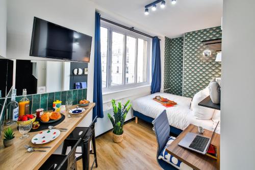 巴黎Apartments WS Hôtel de Ville - Beaubourg的小房间设有书桌,房间设有一张床