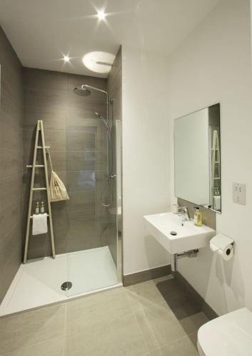 威克Portgordon - 1 Bed Luxury Studio Apartment的带淋浴、盥洗盆和卫生间的浴室