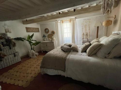卡利昂La Casa Romantica de Callian的卧室配有带枕头的大型白色床