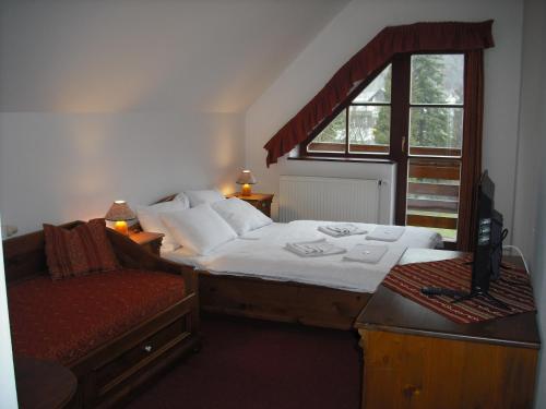 哈拉霍夫波米运动酒店的一间卧室设有一张床和一个窗口