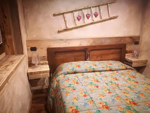 布勒伊-切尔维尼亚Stella Alpina sotto al Cervino的一间卧室配有床和2个床头柜