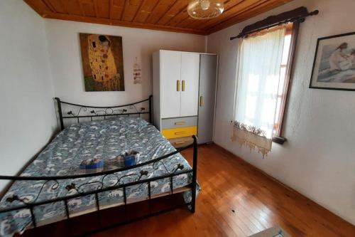 艾瓦勒克Old Stone House-Sea View (Rum Evi-Deniz Manzaralı)的一间卧室配有一张床和一个梳妆台