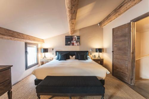 圣特罗佩Maison du PORTAIL NEUF à SAINT TROPEZ的一间卧室设有一张大床和一个窗户。