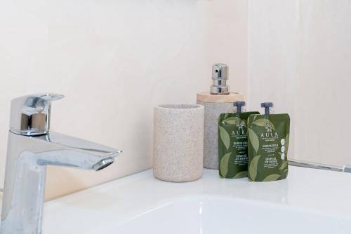 切尔诺比奥Appartamento Rossini - Volta 4的浴室盥洗盆和2个肥皂机