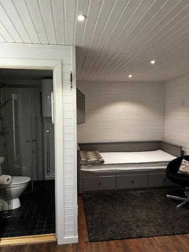 TranstrandStuga i Transtrand的客房设有一张床和一间带卫生间的浴室