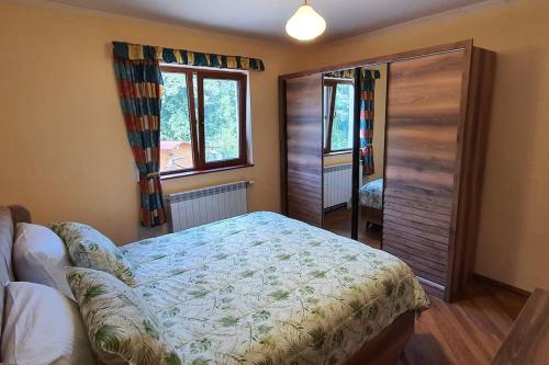 Tsareva LivadaVilla “Nadezhda”的一间卧室设有一张床和一个窗口