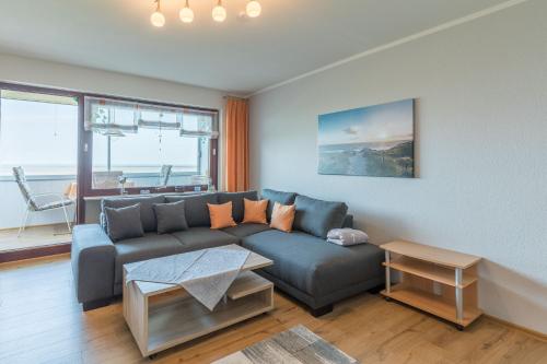 库克斯港Am Sahlenburger Strand Wohnung 8的客厅配有沙发和桌子