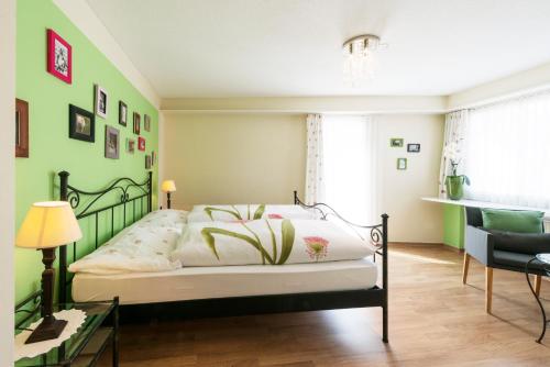 布奥克斯Hotel Sternen的一间卧室设有一张带绿色墙壁的床
