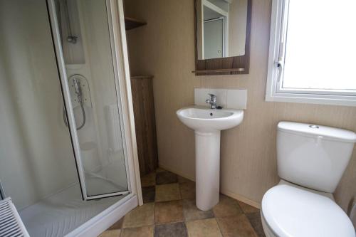 大雅茅斯Superb 8 Berth Caravan At Caister Beach In Norfolk Ref 30073f的浴室配有卫生间、盥洗盆和淋浴。