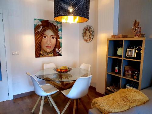 瓜达莱斯特EL ÚNICO apartment with jacuzzi and art的一间带桌椅和绘画的用餐室