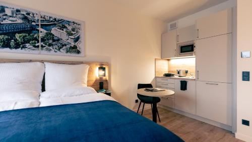 柏林Nena Apartments SPREEblau的一间卧室配有一张床和一张小桌子