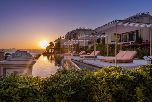 博德鲁姆Casa Nonna Bodrum - Adult Only的一座带游泳池的度假村,享有日落美景