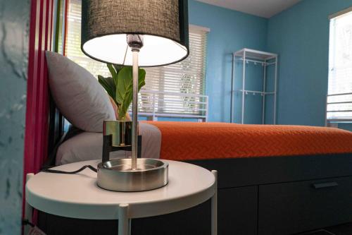 迈阿密海滩住宿加饮品酒店的一间卧室配有一张床和一张带台灯的桌子