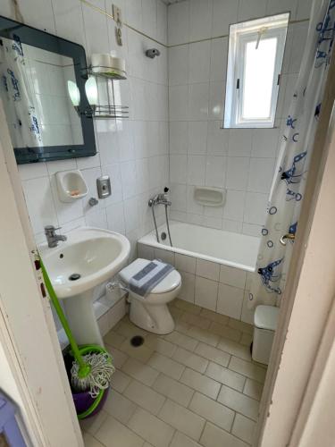 卡拉马基多琳公寓的浴室配有盥洗盆、卫生间和浴缸。