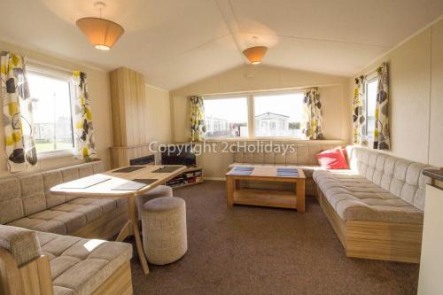 大雅茅斯Superb 6 Berth, Dog Friendly Caravan For Hire By The Beach In Norfolk Ref 50008m的客厅配有沙发和桌子