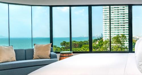 纳仲天Ocean Marina Resort Pattaya Jomtien的海景卧室配有1张床和1张沙发