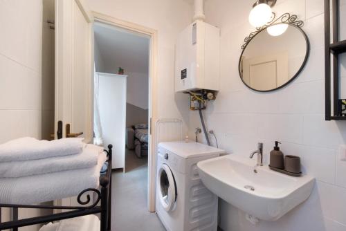 阿巴迪亚拉里亚纳La filanda的白色的浴室设有洗衣机和水槽。