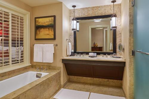 帕克城瑞吉鹿谷酒店的一间带浴缸和大镜子的浴室