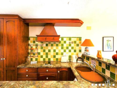 贝尼萨VH CostaBlanca - EVA的厨房配有水槽和台面
