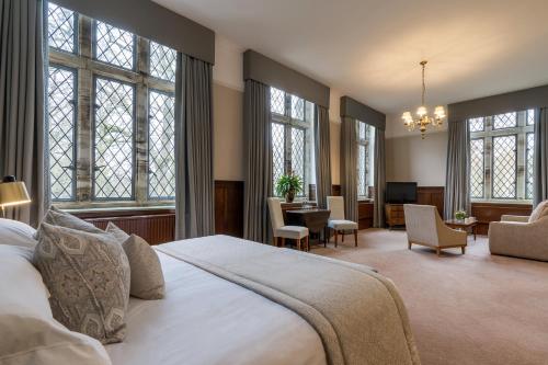 福里斯特罗阿什道恩公园酒店的卧室设有白色大床和窗户。