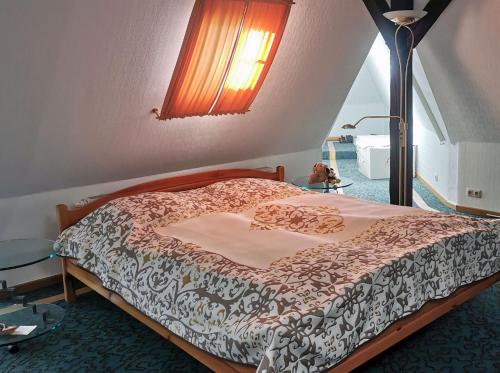 RochlitzApartment in Villa Rochlitz的一间带床的卧室,位于带灯的房间
