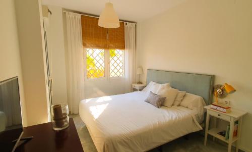 多列毛利诺斯Vive la vida: Torremolinos (1ª línea)的卧室配有白色的床和窗户