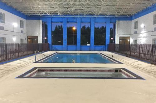 ParagouldQuality Inn & Suites的大楼内的大型游泳池