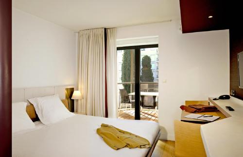 戛纳雷希德亚高级酒店的酒店客房设有床和窗户。