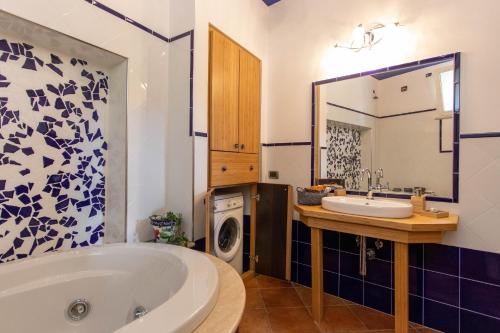 BoissanoCa' di Buizan的带浴缸、水槽和洗衣机的浴室