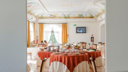 加利波利HOTIDAY Masseria Gallipoli的用餐室配有餐桌和食物