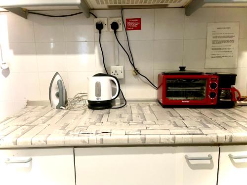 彭亨Selesa hill homestay的厨房柜台配有微波炉和烤箱