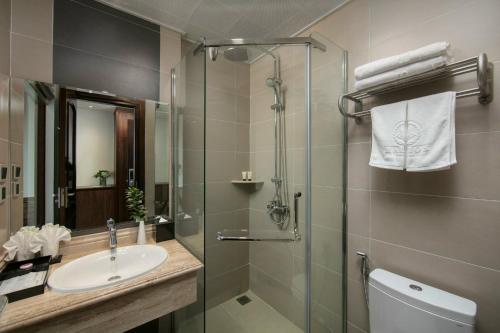 下龙湾Halios Luxury Halong Hotel的一间带水槽和淋浴的浴室