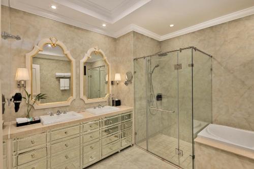 格卢市社Melia Vinpearl Cua Hoi Beach Resort的带淋浴、盥洗盆和浴缸的浴室