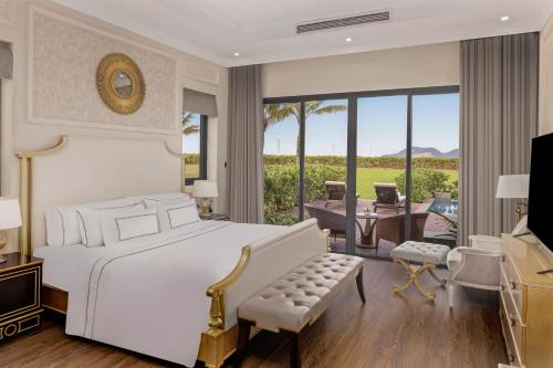 格卢市社Melia Vinpearl Cua Hoi Beach Resort的一间带白色床的卧室和一间客厅