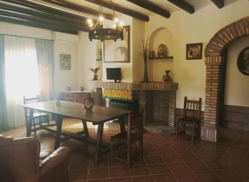 波萨达斯Dama Rural的客厅配有桌子和壁炉