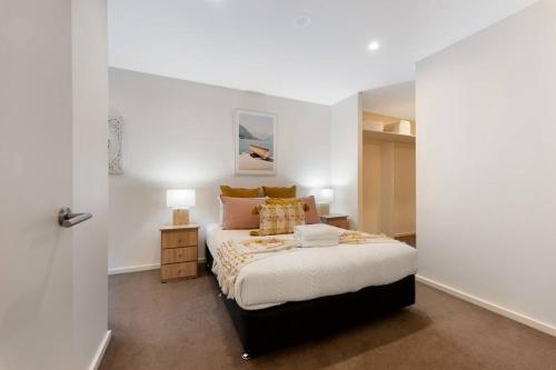 墨尔本More Style than Garfield 00156的一间白色客房内的床铺卧室