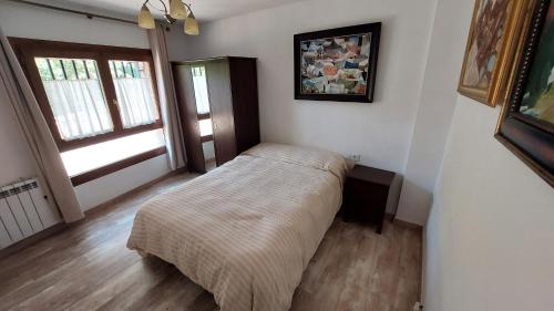 阿尔克萨尔La Cocineta - Zaracatralla的一间小卧室,卧室内配有一张床铺