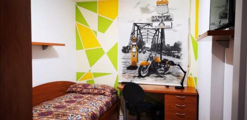 瓦伦西亚HABITACION INDIVIDUAL的卧室配有书桌,墙上挂有摩托车