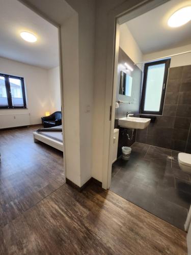 比勒费尔德Monteurzimmer in Bielefeld - Mitte的一间带水槽的浴室和一张位于客房内的床