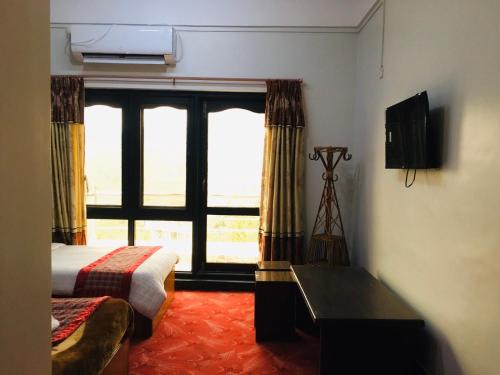 纳加阔特Hotell Hill Crown的一间卧室设有一张床和一个大窗户